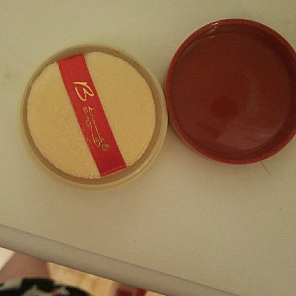 Translucent setting powder by Besame Cosmetics - Picture 3 of 4